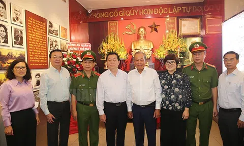 Trưởng Ban Tuyên giáo Trung ương Nguyễn Trọng Nghĩa viếng, dâng hương tại Nhà lưu niệm Bác Hồ và Khu tưởng niệm đồng chí Trần Phú