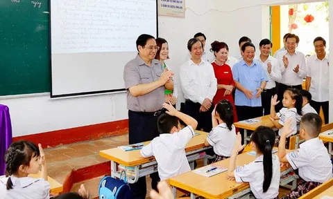 Thủ tướng Chính phủ Phạm Minh Chính thăm Trường Tiểu học thị trấn Yên Lập và Trường THPT Yên Lập, kiểm tra chuẩn bị khai giảng năm học mới