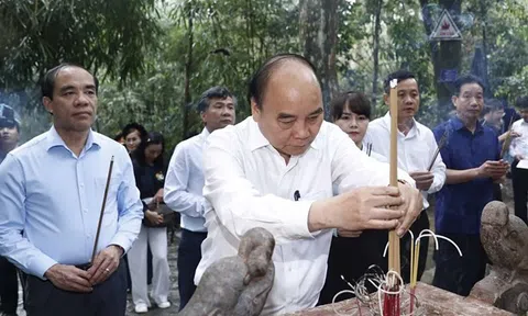 Chủ tịch nước Nguyễn Xuân Phúc dâng hương tại Khu di tích Quốc gia đặc biệt Tân Trào