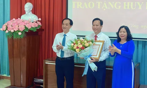 Tiền Giang: Trao tặng Huy hiệu 60 năm và 30 năm tuổi Đảng