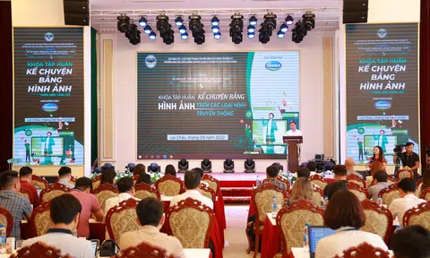 Dự án "Phát triển báo chí Việt Nam" tổ chức hoạt động tập huấn và tặng quà cho trẻ em Lai Châu