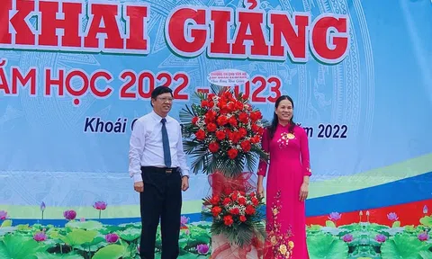 Trường Đại học Chu Văn An trao quà cho các học sinh THPT nghèo vượt khó nhân năm học mới