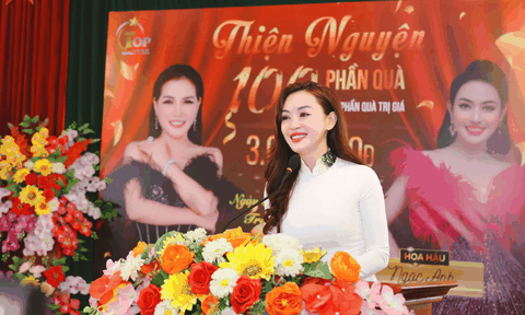 Hoa hậu Vũ Ngọc Anh trao tặng quà cho hộ nghèo trên địa bàn xã Sóc Đăng