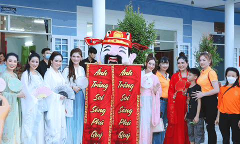 Thí sinh Hoa hậu Thương hiệu Việt Nam 2022 tặng quà trung thu cho trẻ em là nạn nhân chất độc da cam tại TP. Đà Nẵng