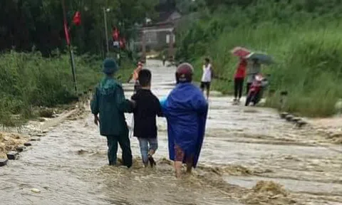 Công an huyện Quỳ Hợp (Nghệ An): “Đội mưa” giúp dân chạy lũ
