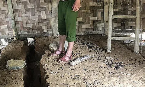 Vệt nứt đất “khủng” xuyên qua nhà dân tại Nghệ An