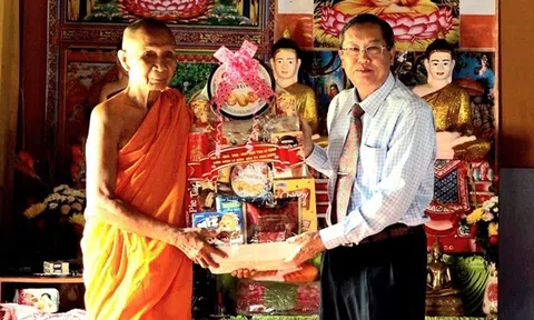 Lãnh đạo tỉnh An Giang thăm, chúc mừng Lễ Sene Dolta của đồng bào Khmer