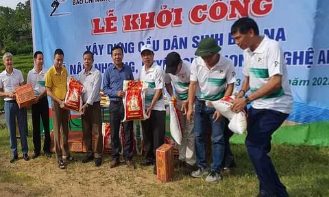 Câu lạc bộ Tennis báo chí Nghệ An xây dựng cầu cho bà con bản Na