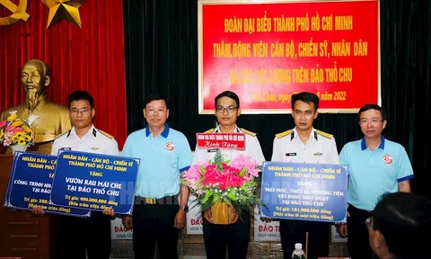 Lãnh đạo TPHCM thăm, tặng quà cán bộ, chiến sĩ và nhân dân đảo Thổ Chu, Kiên Giang