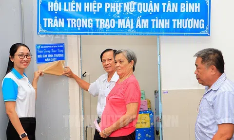 Hội Liên hiệp phụ nữ quận Tân Bình trao tặng Mái ấm tình thương cho hộ gia đình có hoàn cảnh rất khó khăn