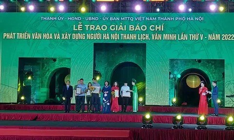 Trao Giải báo chí về Phát triển văn hóa và xây dựng người Hà Nội thanh lịch, văn minh lần thứ V - năm 2022