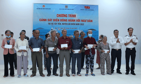 Bộ Tư lệnh Vùng Cảnh sát biển đồng hành với ngư dân Kiên Giang