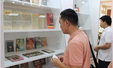 Thư viện QGVN trưng bày chuyên đề Kỷ niệm 68 năm Ngày Giải phóng Thủ đô (10/10/1954 - 10/10/2022)