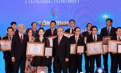 Giám đốc Công ty in bao bì Cao Việt nhận giải thưởng Doanh nhân tiêu biểu TP.HCM năm 2022