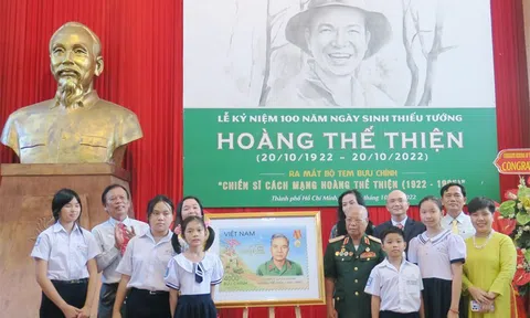 Giới thiệu bộ tem bưu chính và sách nhân kỷ niệm 100 năm Ngày sinh Thiếu tướng Hoàng Thế Thiện