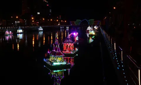 Trình diễn Thả đèn nước và ghe Cà Hâu: Không gian nghệ thuật ấn tượng, khó quên tại Sóc Trăng