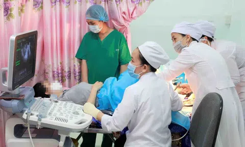 Lần đầu tiên triển khai kỹ thuật mới “Siêu âm đánh giá ống dẫn trứng bằng chất tương phản” tại ĐBSCL