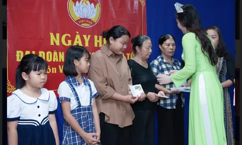 Hoa hậu Thu Thủy trao quà khuyến học cho các em học sinh "Ngày hội Đại đoàn kết toàn dân tộc" tại thôn Việt Cường, xã Cù Bị