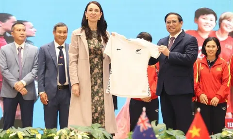 Thủ tướng Phạm Minh Chính và Thủ tướng New Zealand giao lưu cùng đại diện đội tuyển nữ Việt Nam