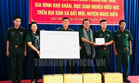 Trao tặng hơn 200 đầu sách cho Đồn Biên phòng Đất Mũi và tặng 100 phần quà gia đình khó khăn, học sinh nghèo hiếu học