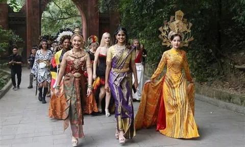 Làng cổ Bát Tràng hân hoan chào đón đại diện từ các quốc gia tham dự Hoa hậu Du lịch Thế giới 2022