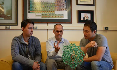 Cha đẻ “siêu vật liệu” lấy nước từ không khí: VinFuture là nguồn động lực lớn lao cho nhà khoa học