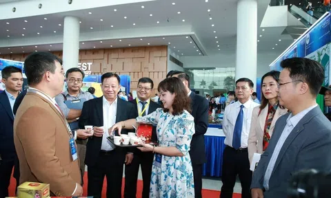 Hàng nghìn người thăm gian hàng của Công ty cổ phần Tập đoàn Vin cà phê Việt Nam tại Bình Dương