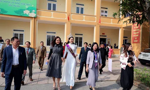Tân Hoa hậu Nguyễn Mai Anh được toàn Trường THPT Nguyễn Duy Trinh chào đón trong sự tự hào