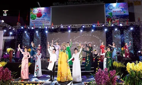 Hoa hậu thiện nguyễn Phạm Minh Phi trình diễn áo dài tại Festival Hoa Đà Lạt 2022