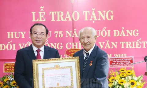 Bí thư Thành ủy TPHCM Nguyễn Văn Nên trao tặng Huy hiệu 75 năm tuổi Đảng cho đồng chí Lê Văn Triết
