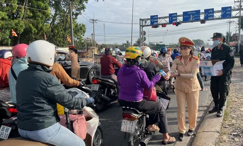 Lực lượng CSGT Đồng Nai tổ chức tặng nước, tuyên truyền về an toàn giao thông cho người dân trên đường về quê