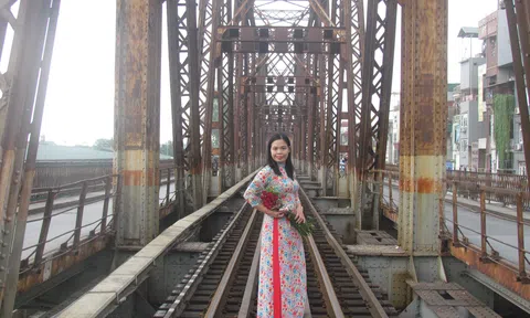 Hà Nội, có một cây cầu và dòng sông