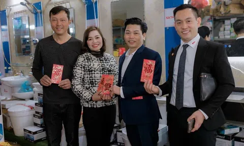 Doanh nhân Đỗ Văn Sáu tặng “vàng” cho khách hàng trong ngày vía Thần Tài