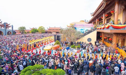 Biển người tới dự Lễ khai hội xuân chùa Ba Vàng - Xuân Quý Mão 2023 tham quan, vãng cảnh và lễ Phật