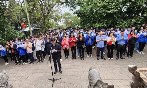 Ngành Giáo dục và Đào tạo thành phố Việt Trì (Phú Thọ): Dâng hương tri ân công đức các Vua Hùng