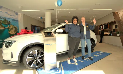 VinFast tiến hành bàn giao 45 chiếc xe VF 8 City Edition đầu tiên cho khách hàng tại 9 cửa hàng VinFast Store