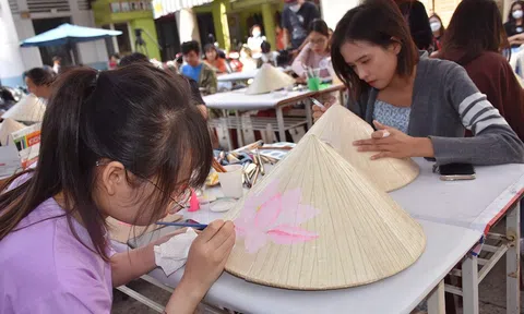 Tô điểm cho những chiếc nón lá, biểu tượng gắn liền với vẻ đẹp dịu dàng của người phụ nữ Việt Nam