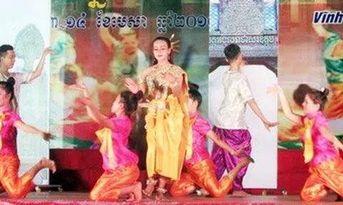 Vĩnh Long: Liên hoan văn nghệ quần chúng đồng bào Khmer diễn ra trong 2 ngày (9 - 10/4) tại xã Tân Mỹ, huyện Trà Ôn