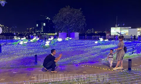 Trang trí đèn nghệ thuật ánh sáng tại công viên Bến Bạch Đằng chào mừng kỷ niệm 50 năm quan hệ Việt Nam - Nhật Bản