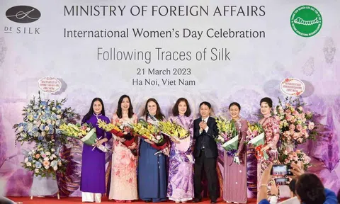 Các nhà ngoại giao nữ gặp mặt, trải nghiệm nghề truyền thống dâu tằm tơ lụa