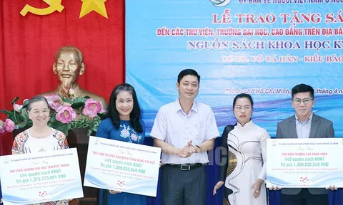 Trao tặng sách khoa học, kỹ thuật trị giá hơn 33 tỷ đồng cho các thư viện, trường đại học, cao đẳng trên địa bàn TPHCM