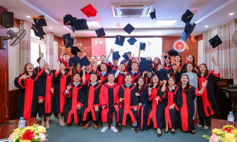 Trường Đại học Kinh tế Nghệ An: Bế giảng và trao bằng tốt nghiệp đại học vừa làm vừa học ngành Ngôn ngữ Anh