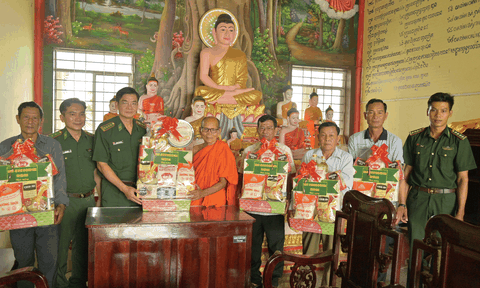 Bộ đội biên phòng Kiên Giang thăm, tặng quà sư sãi, người có uy tín nhân dịp Tết cổ truyền Chol Chnam Thmay năm 2023