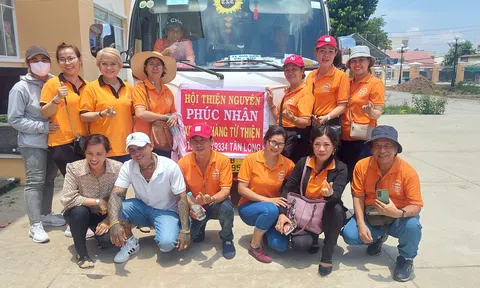 Tạp chí điện tử Văn hoá và Phát triển, Hội thiện nguyện Phúc Nhân trao quà cho bà con nghèo xã Tân Huề