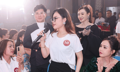 Nữ doanh nhân Vũ Quang Ngọc Bảo thành công sở hữu trang phục công sở của NTK Thân Hoàng Bích Thủy trong đêm thiện nguyện