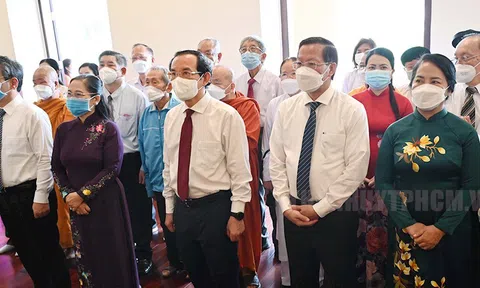 Đoàn đại biểu TPHCM dâng hương, dâng hoa tưởng niệm Chủ tịch Hồ Chí Minh và Chủ tịch Tôn Đức Thắng