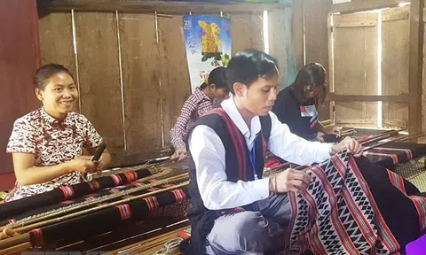 Tổ chức tập huấn, bồi dưỡng chuyên môn, nghiệp vụ, truyền dạy nghề dệt thổ cẩm người Tà Ôi/Pa Kô tại tỉnh Quảng Trị