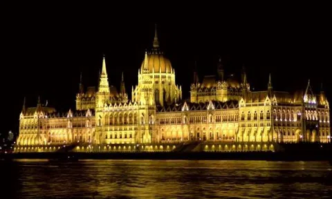 Lâu đài Buda - di sản thế giới với vẻ đẹp hoành tráng trên nền Cầu Xích phản chiếu xuống dòng Sông Danube