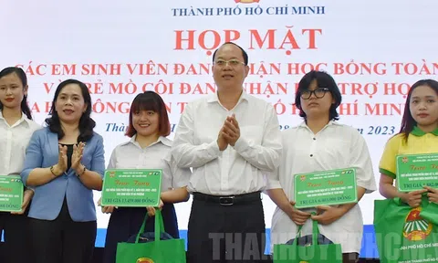 Hội Nông dân TPHCM: Trao 37 suất học bổng toàn phần và bảo trợ học tập cho sinh viên, trẻ em mồ côi
