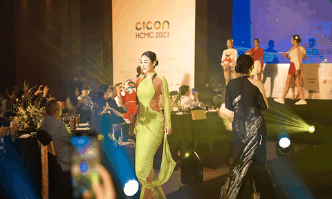 Nữ hoàng sắc đẹp Đông Nam Á - Kim Trang trở lại sàn catwalk với vai trò người mẫu vedette của Nhà thiết kế Quốc tế Quỳnh Paris